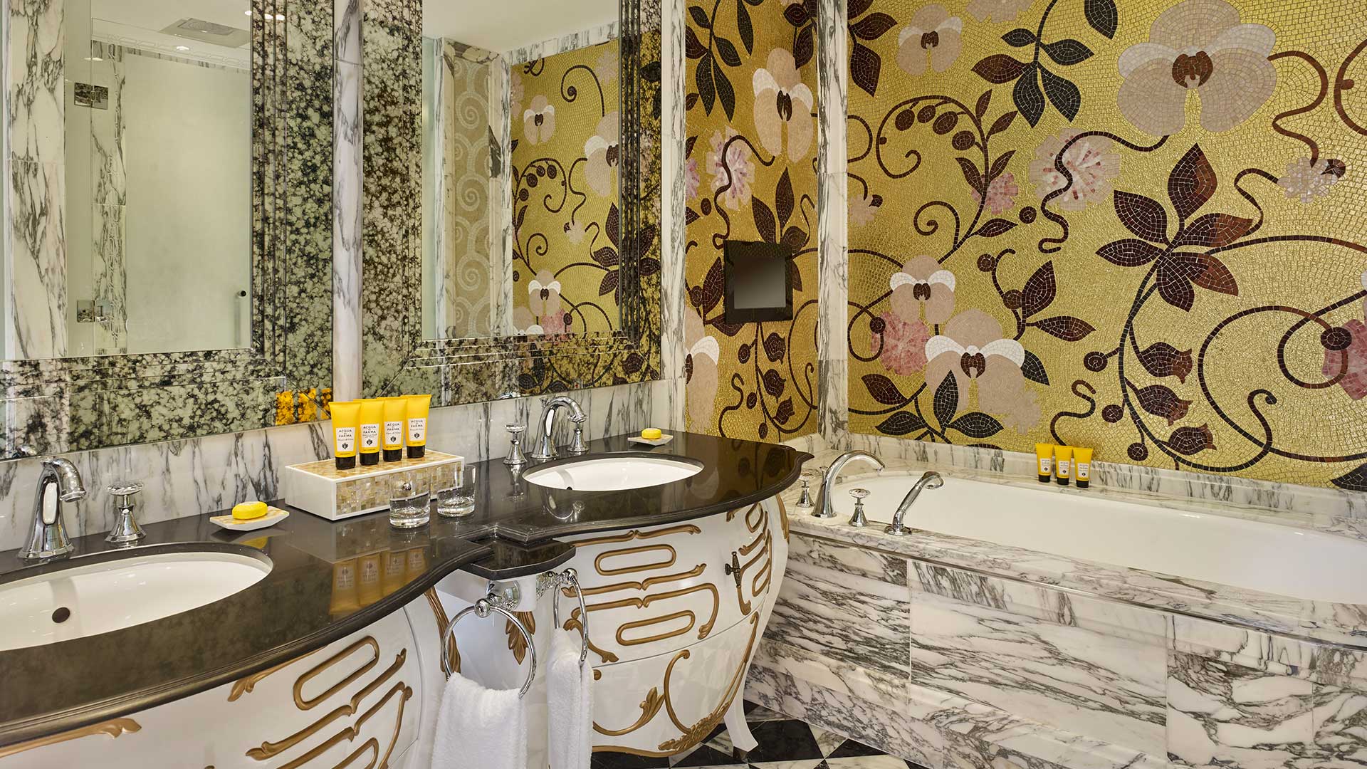 reverie-suite-bathroom-f-the-reverie-saigon | Hotels in Saigon Vietnam | The Reverie Saigon