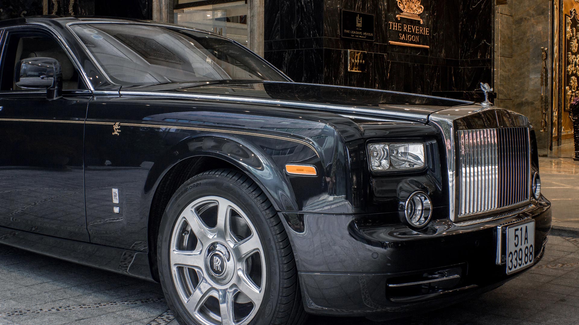 transport-rolls-royce-phantom-dragon-f-the-reverie-saigon | Five Star Hotels in Saigon | The Reverie Saigon