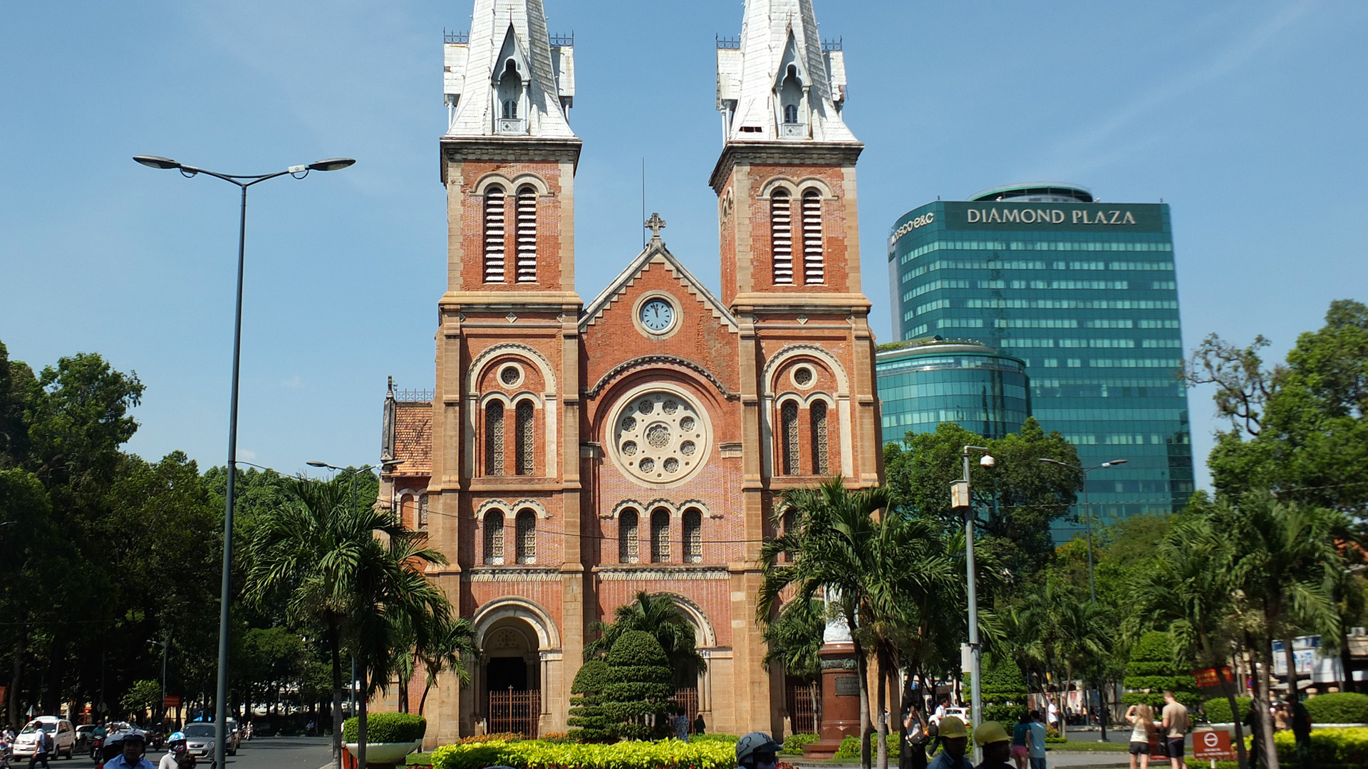 The Reverie Saigon | Saigon Discovery Tour | Notre Dame Cathedral