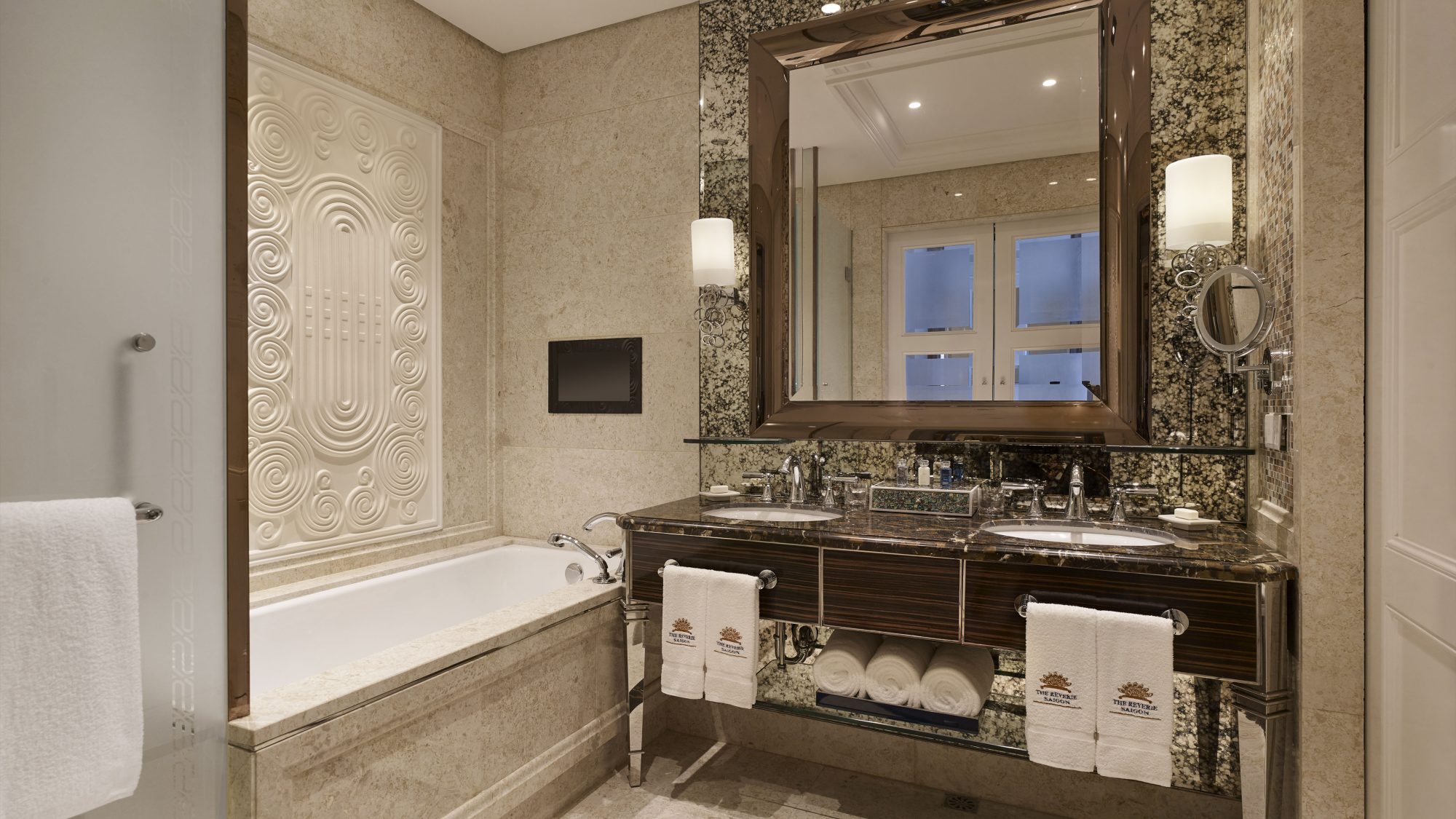 The Reverie Saigon | Deluxe Room | Bathroom